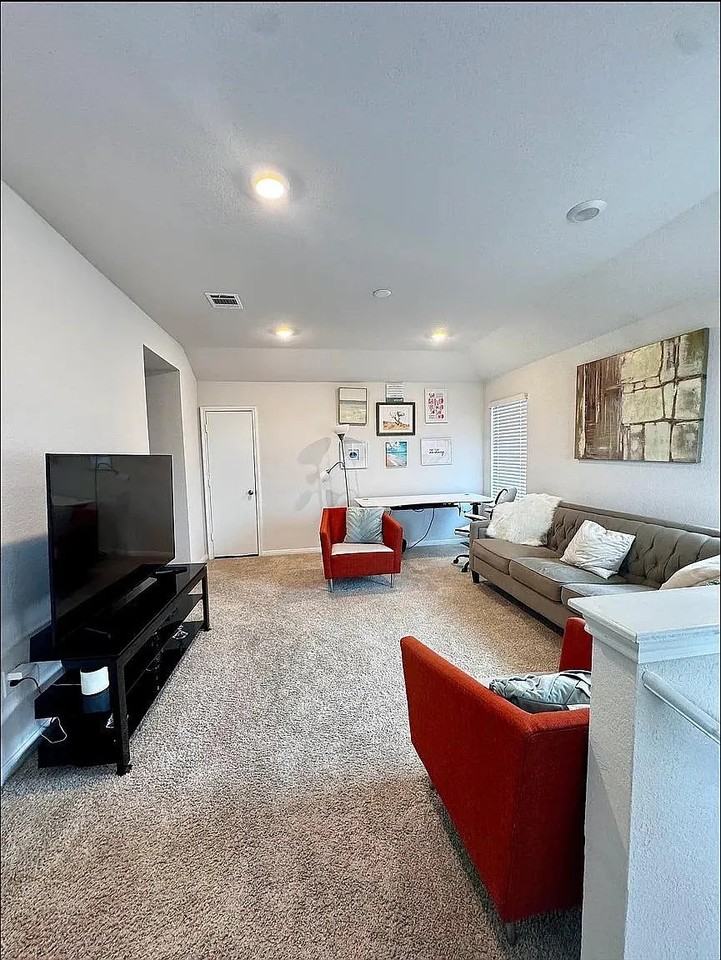 204 Brooklyn Dr - Photo 3 of 10