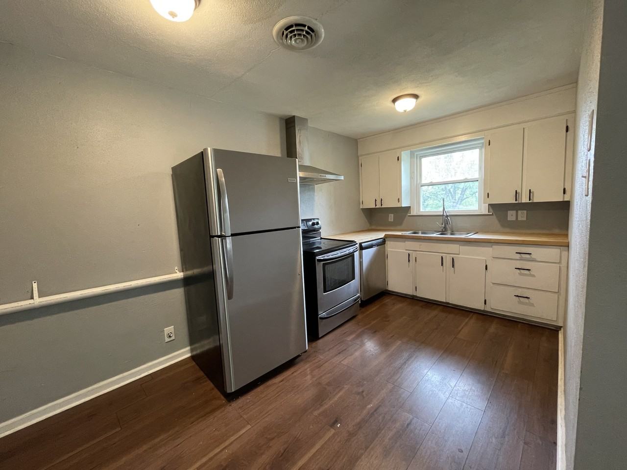 305 George St #B - Photo 2 of 5