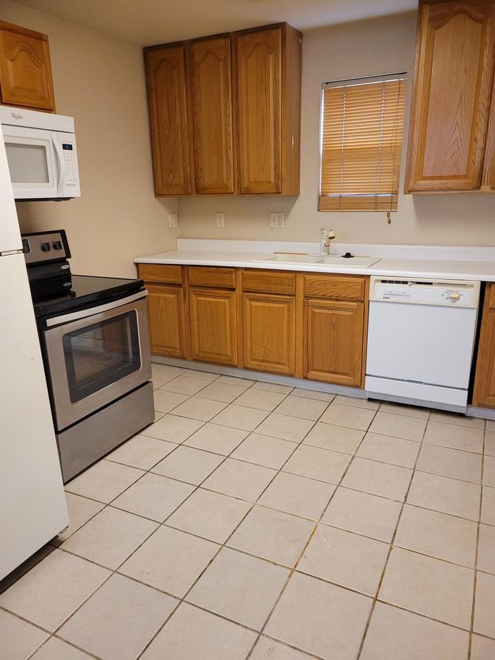321 E Mill St Apt 2 #2 - Photo 4 of 8