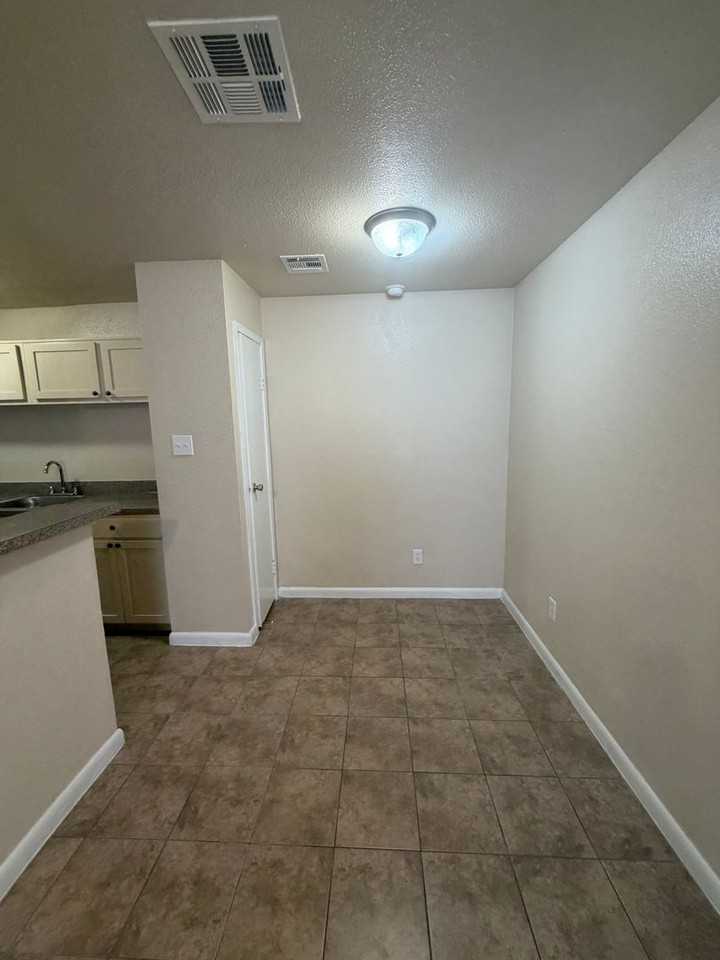 Bellaire Silk Apartments - Photo 2 of 22