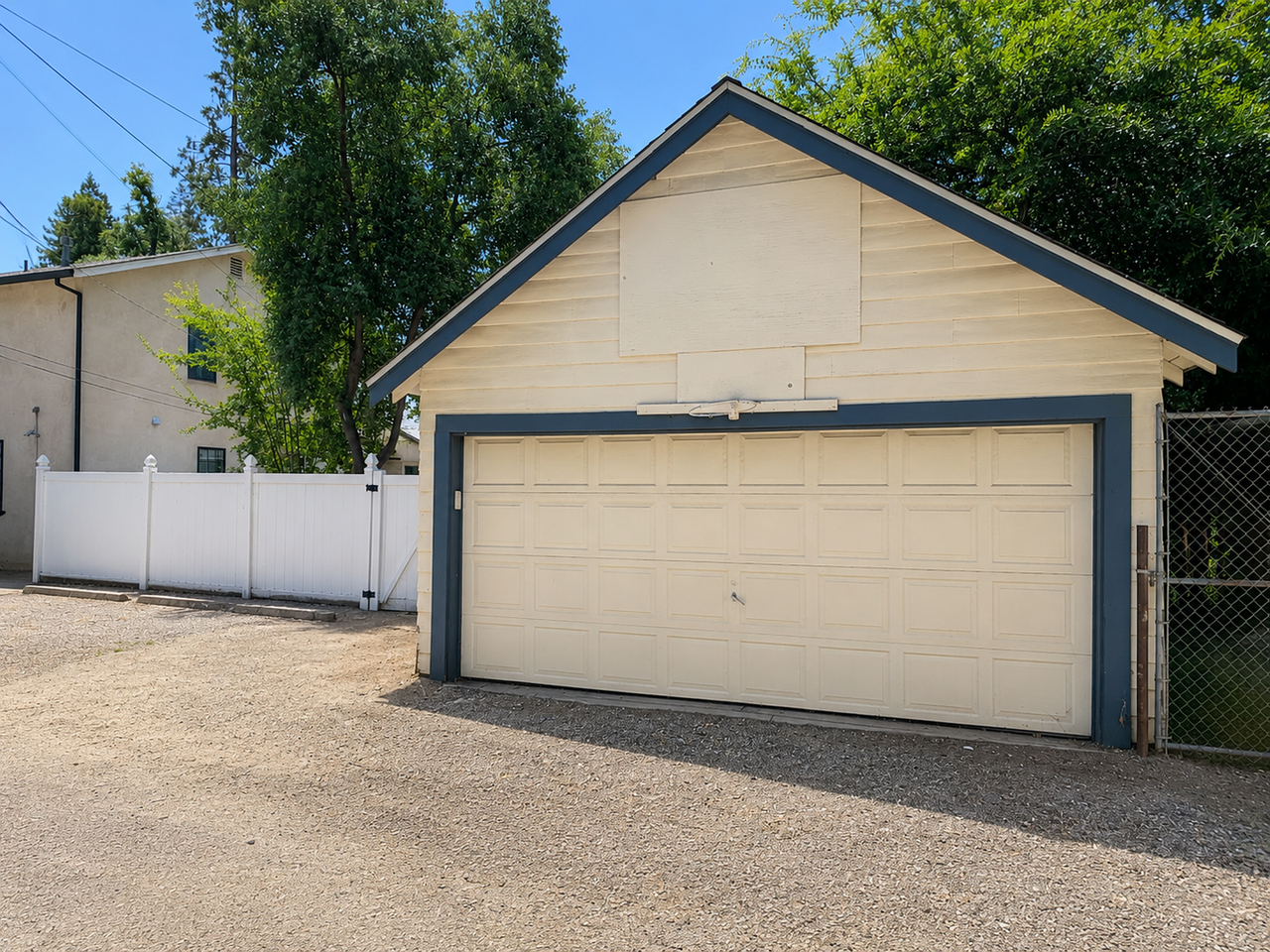 324 Mansion Ave - Photo 4 of 28