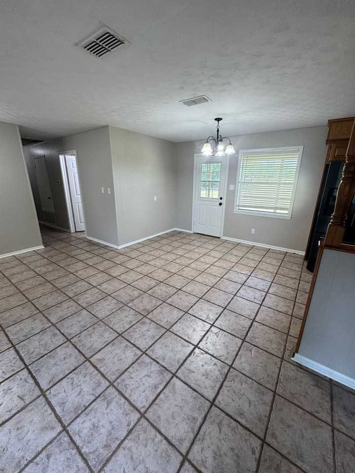 8174 Farm Road 1402 - Photo 7 of 19