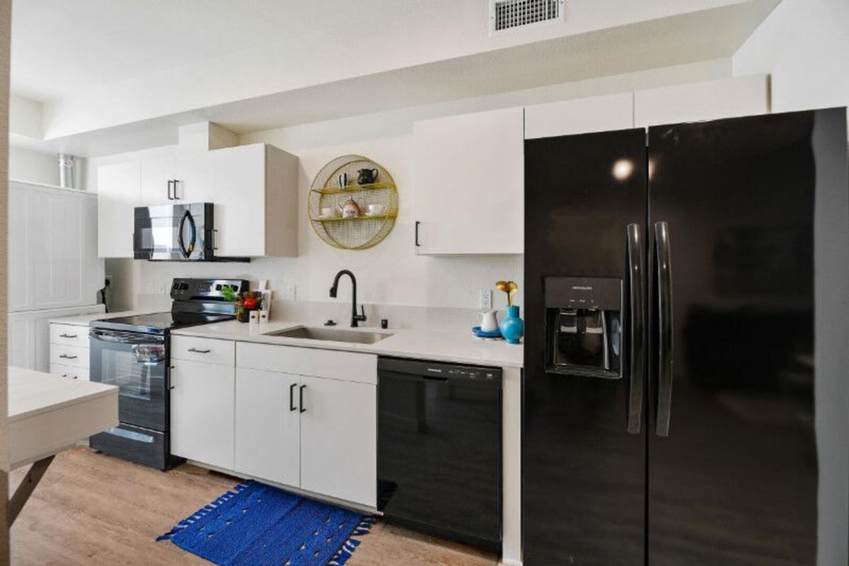 2915 E St - Photo 4 of 43