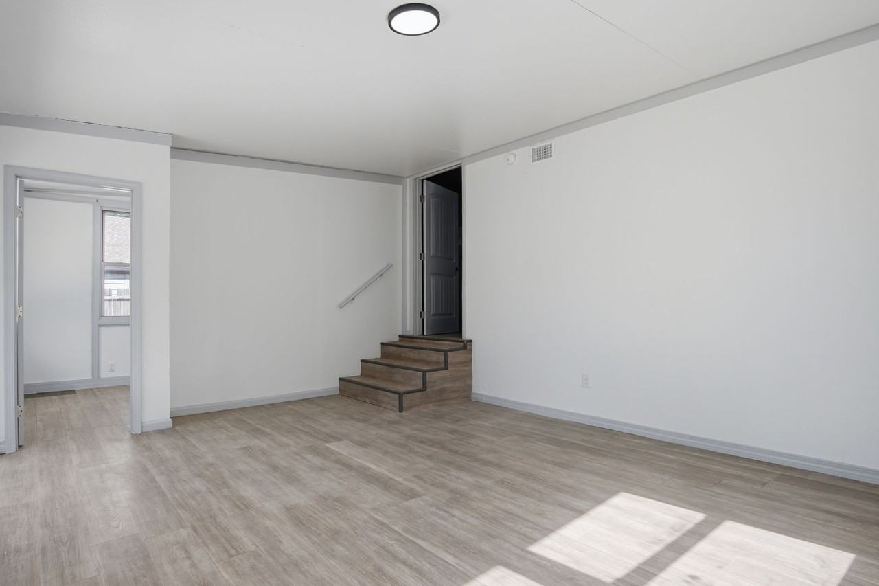 549 E Ercoupe Dr #1 - Photo 4 of 33