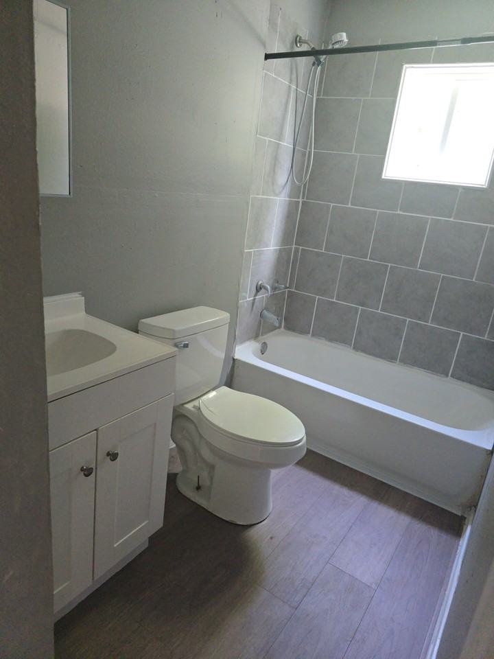 1209 N 10th St #1 - Photo 4 of 5