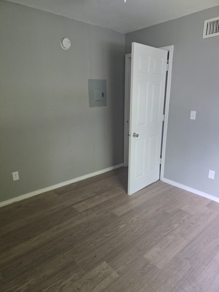 1209 N 10th St #1 - Photo 5 of 5