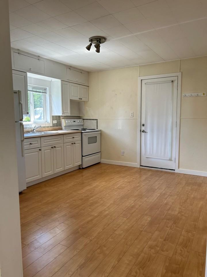 4652 Western Rd #SFH - Photo 5 of 9