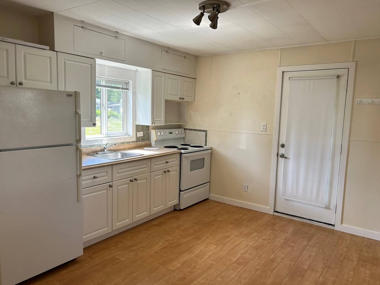 4652 Western Rd #SFH - Photo 7 of 9