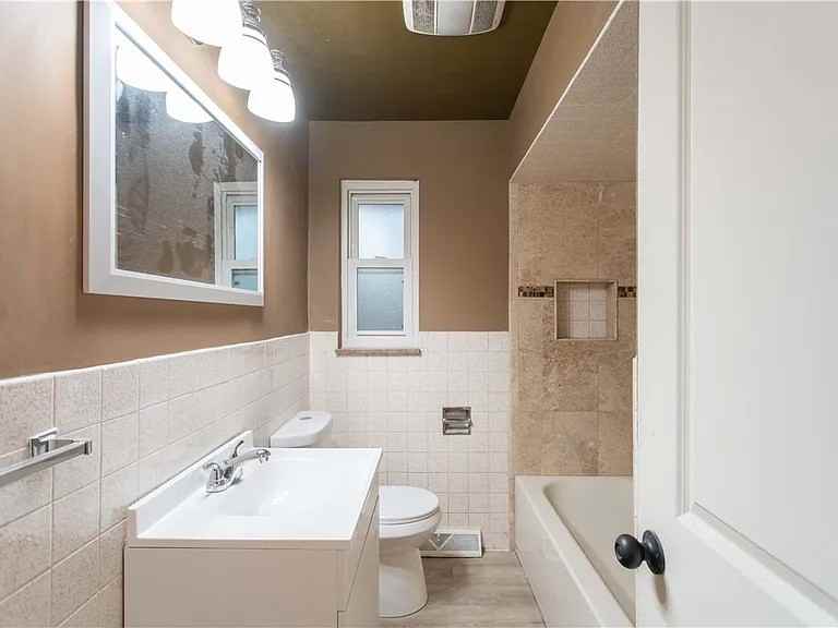 194 Woodridge Dr #1 - Photo 2 of 11
