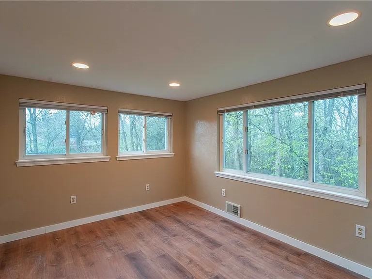194 Woodridge Dr #1 - Photo 4 of 11