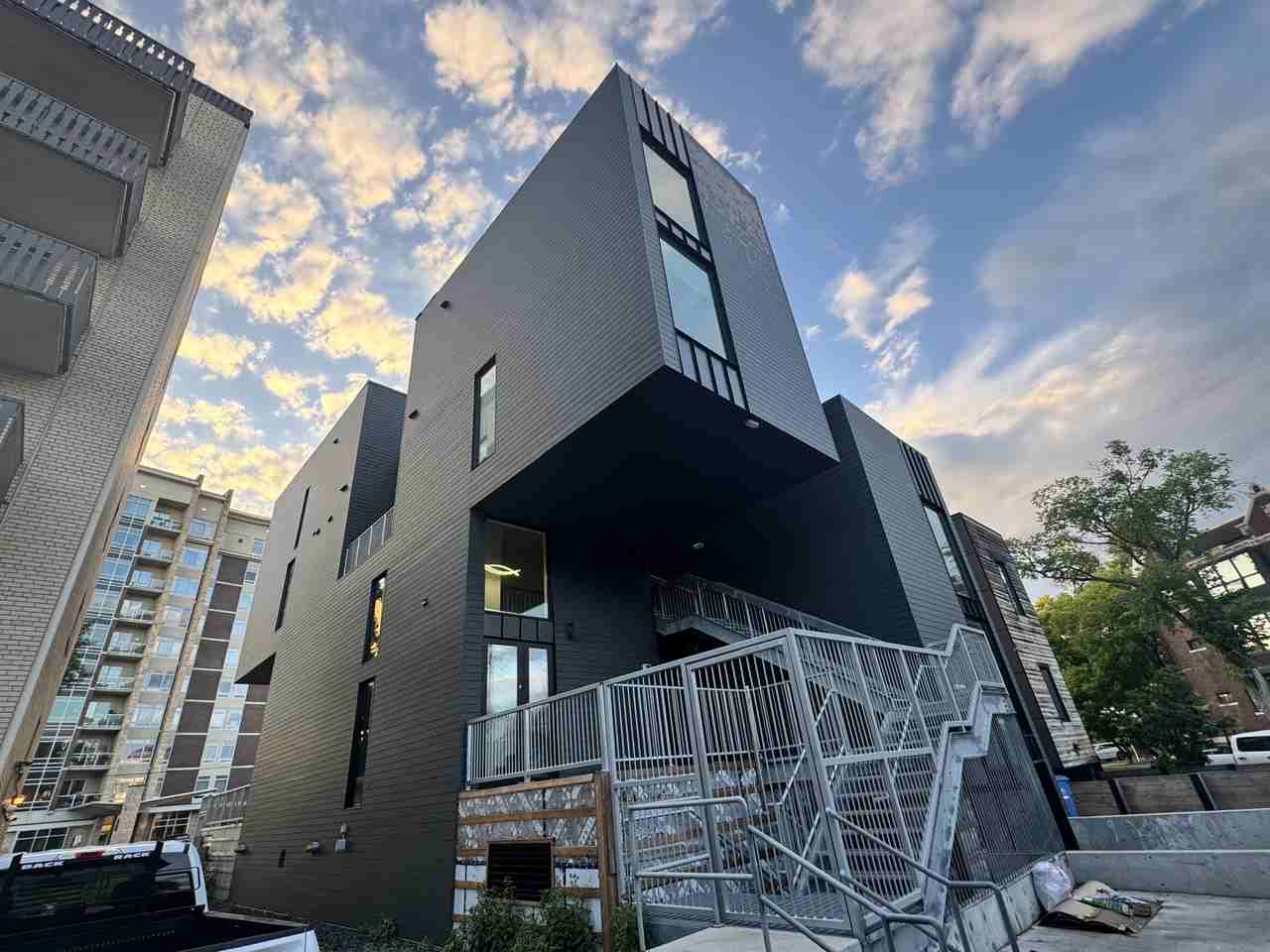 238 Wellington Cres #5 - Photo 2 of 4