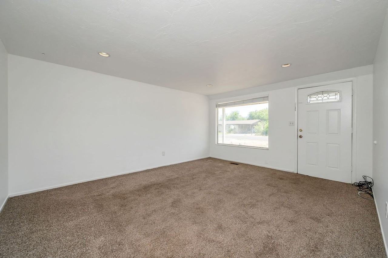 8228 S 1750 W - Photo 7 of 17