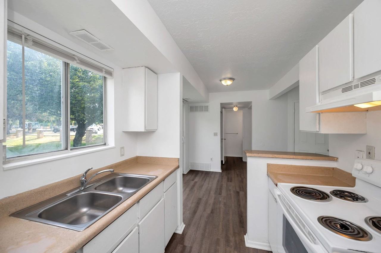 558 N Redwood Rd #2-2 - Photo 3 of 16