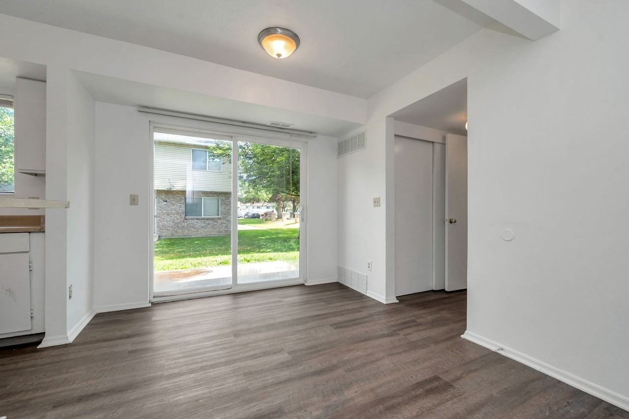 558 N Redwood Rd #2-2 - Photo 5 of 16