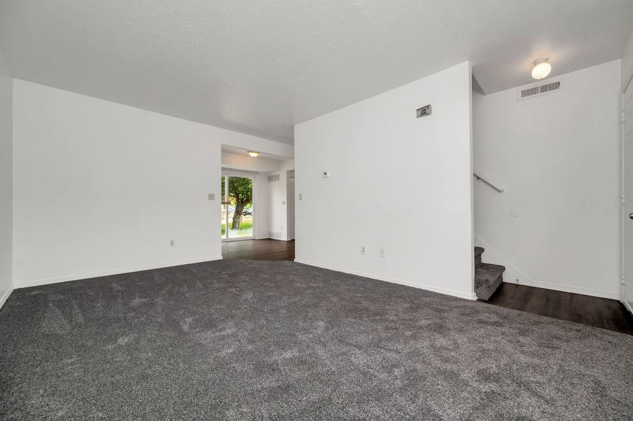 558 N Redwood Rd #2-2 - Photo 6 of 16
