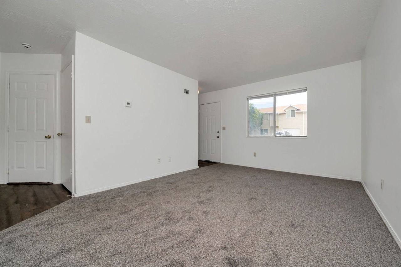 558 N Redwood Rd #2-2 - Photo 7 of 16