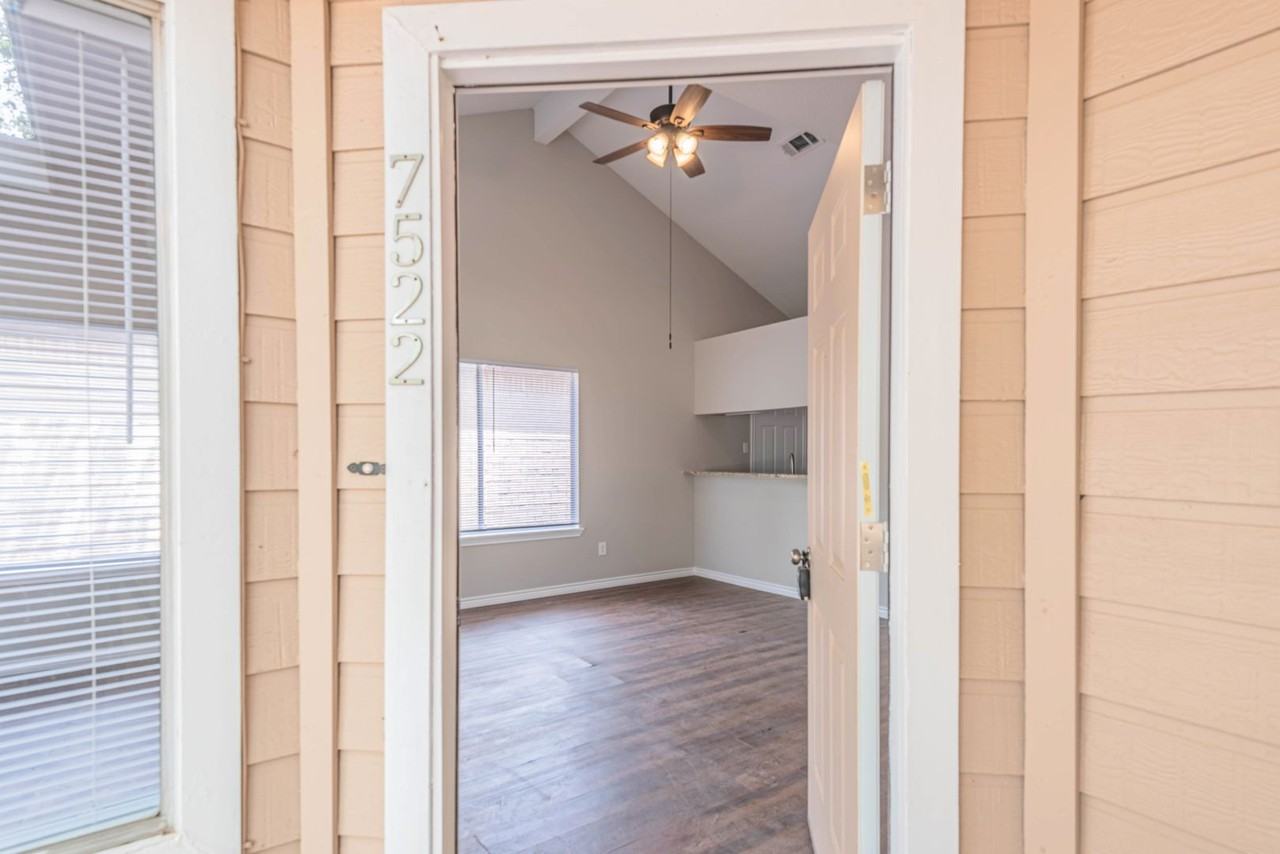 7522 Pepperbrook Dr - Photo 2 of 18