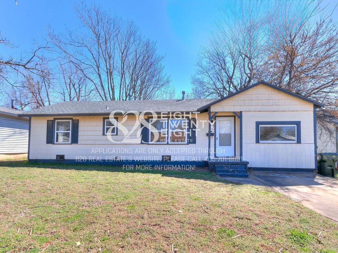 1004 Holly Dr - Photo 3 of 31
