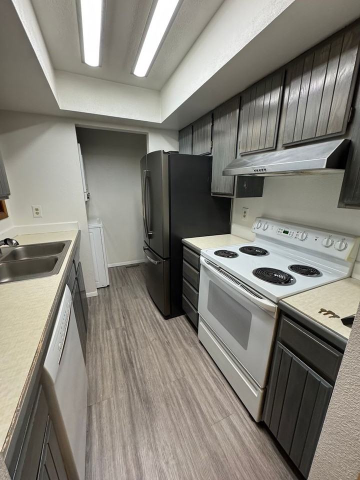 7202 Foxridge Cir #E - Photo 5 of 15