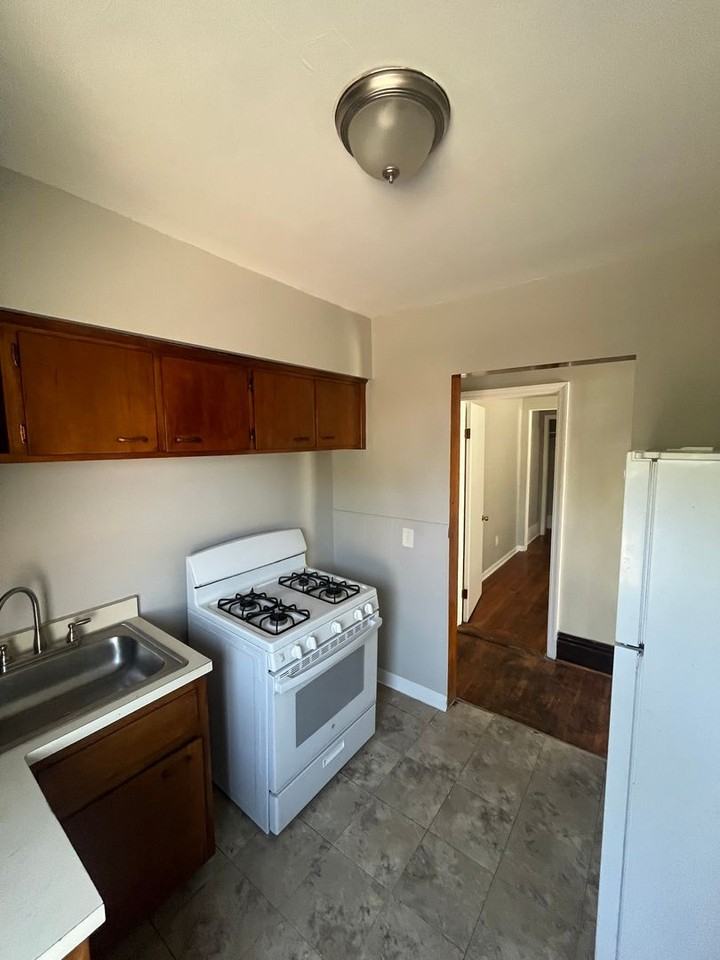 537-537.5 Lyell Ave - Photo 2 of 15