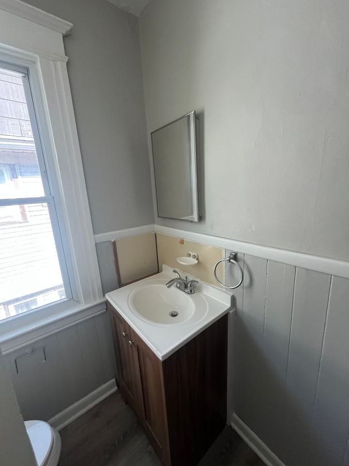 537-537.5 Lyell Ave - Photo 6 of 15