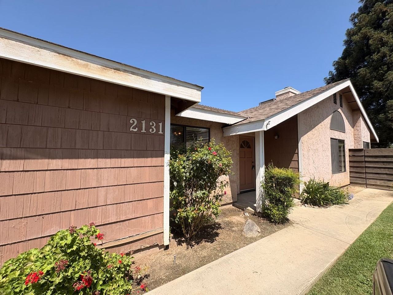 2131 N Tracy St - Photo 2 of 13