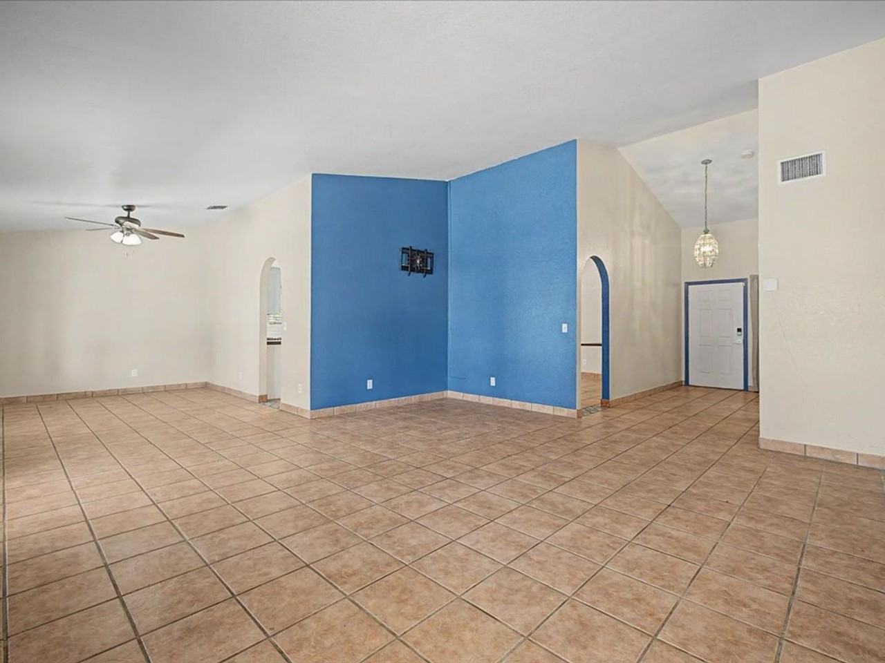 7992 S Lennox Ln - Photo 4 of 32