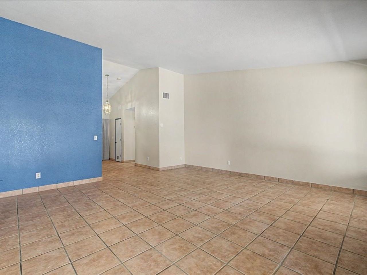 7992 S Lennox Ln - Photo 5 of 32