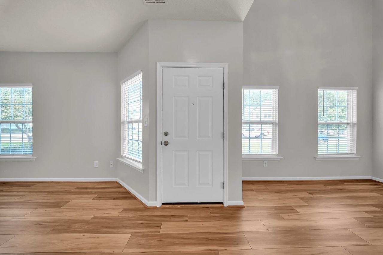 408 Holmes Blvd - Photo 5 of 50