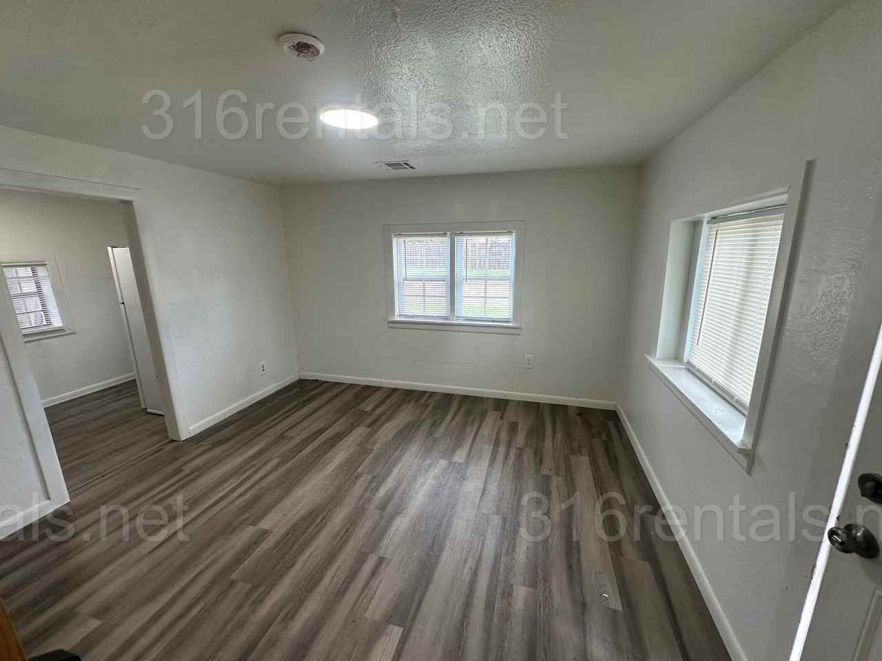 1801 S Glenn St - Photo 4 of 11