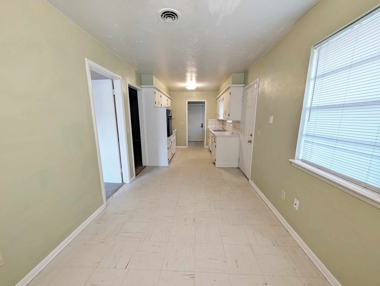 2105 Sw 76th St - Photo 4 of 12