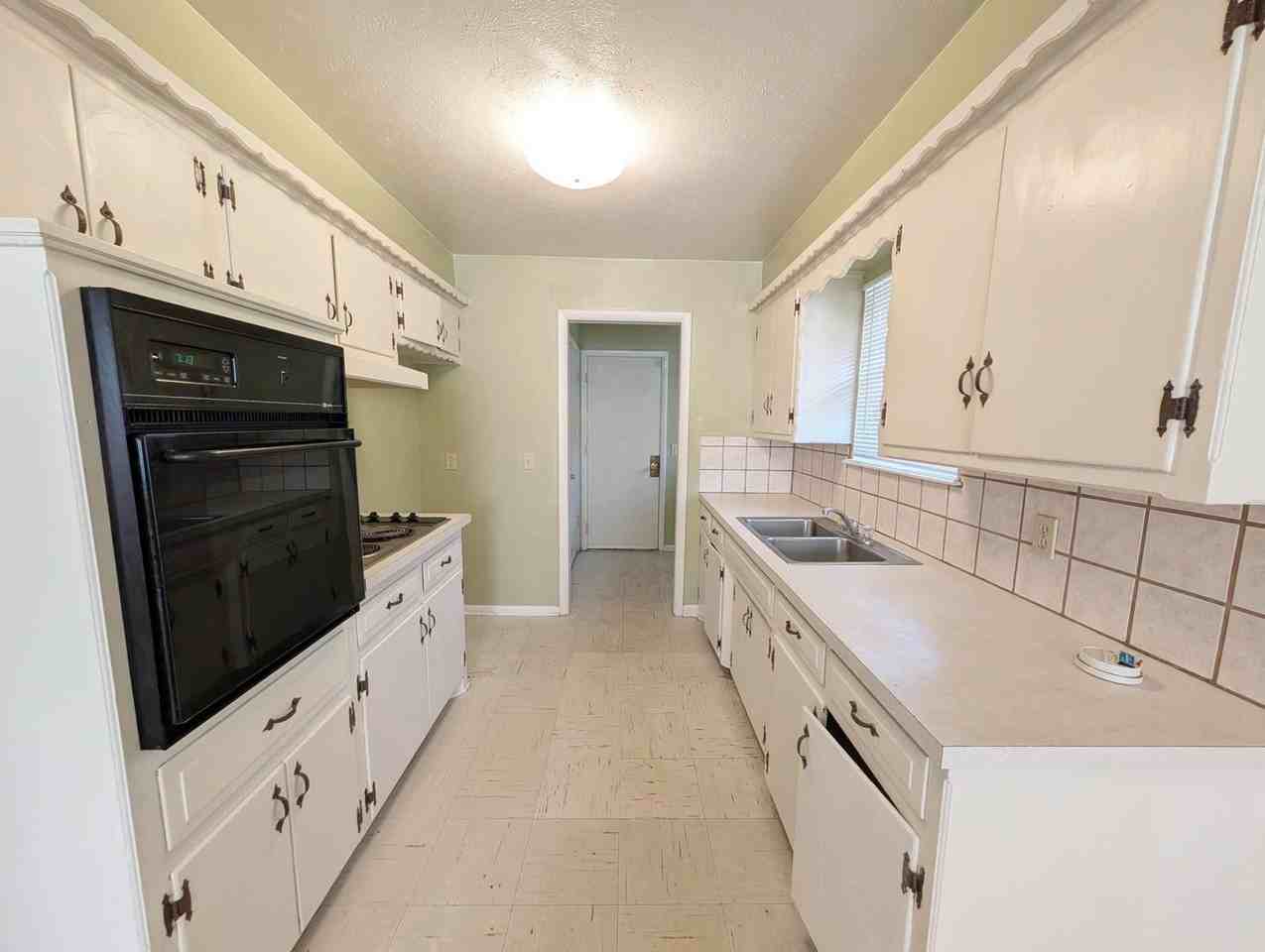 2105 Sw 76th St - Photo 5 of 12