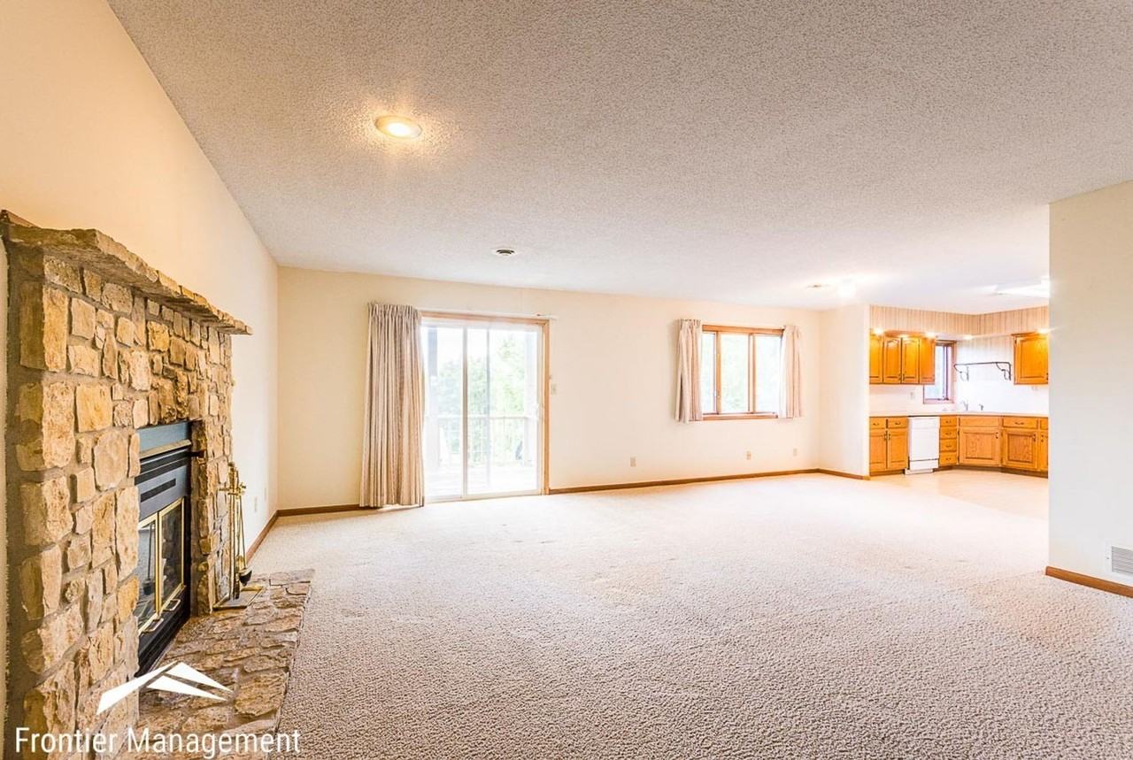 1919 Crescent Dr - Photo 3 of 11