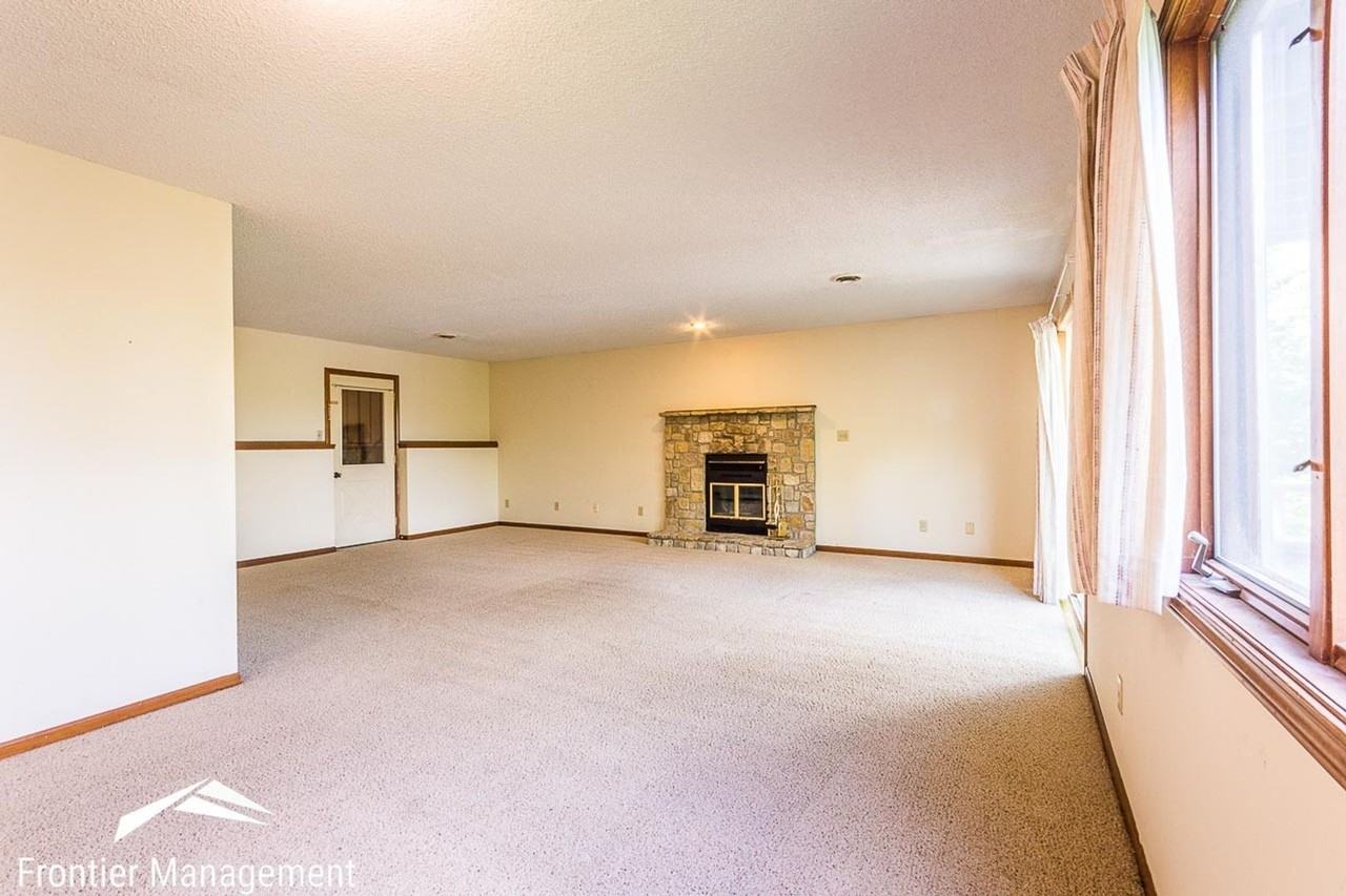1919 Crescent Dr - Photo 4 of 11