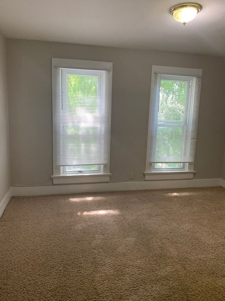 812 Walnut St - Photo 3 of 10