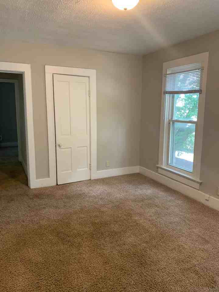 812 Walnut St - Photo 4 of 10