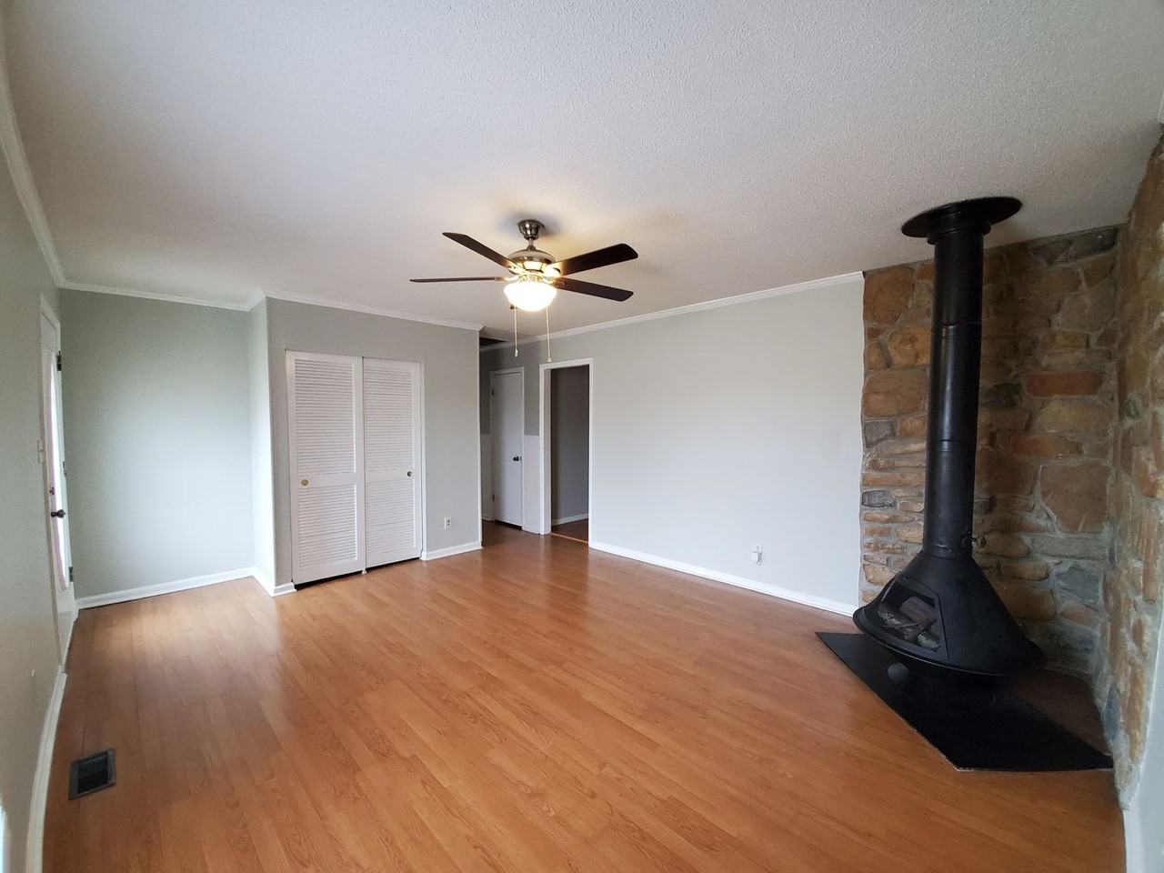 408 Desmond Dr - Photo 4 of 20