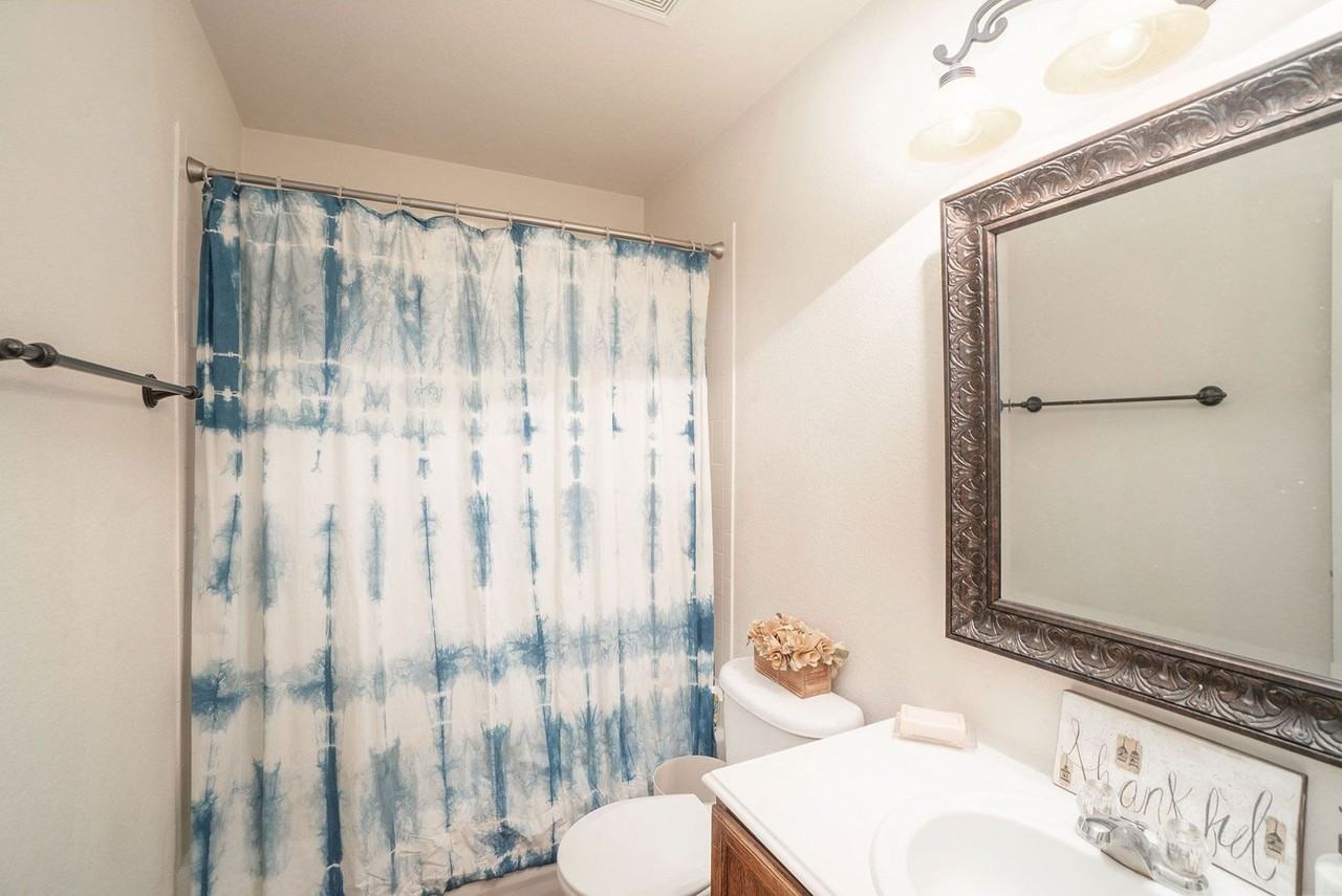 1327 Primrose Dr - Photo 4 of 23