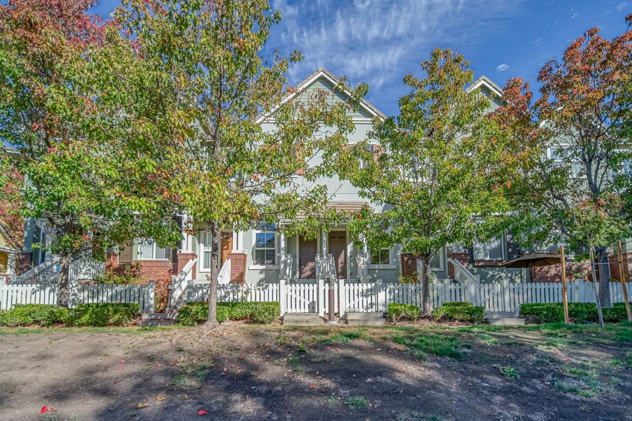 48954 Woodgrove Cmn - Photo 2 of 31
