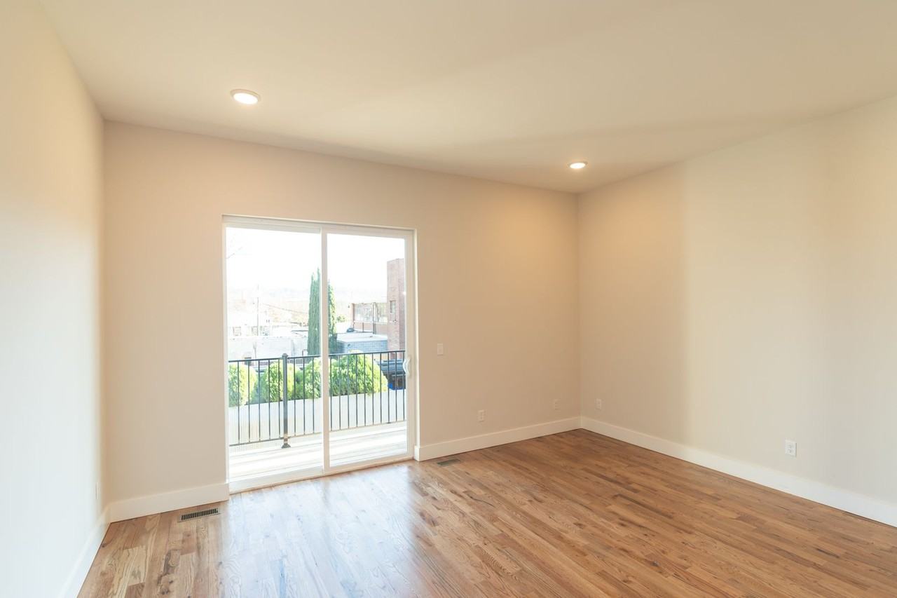 1039 Montague Pl - Photo 5 of 50