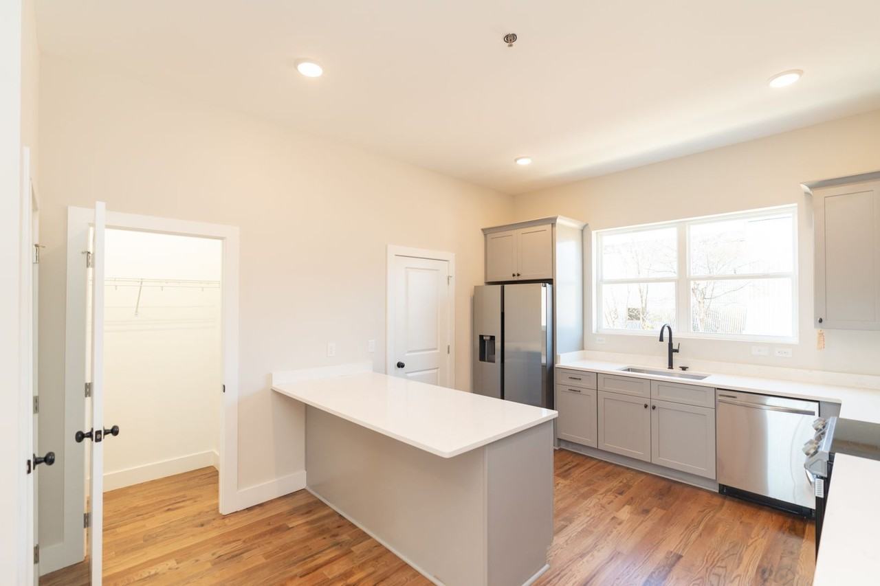 1039 Montague Pl - Photo 7 of 50