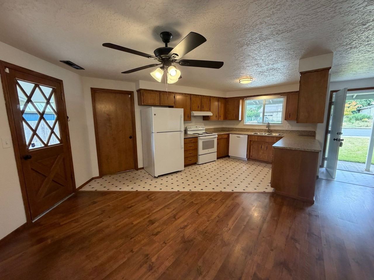 255 Heffley St S - Photo 6 of 14
