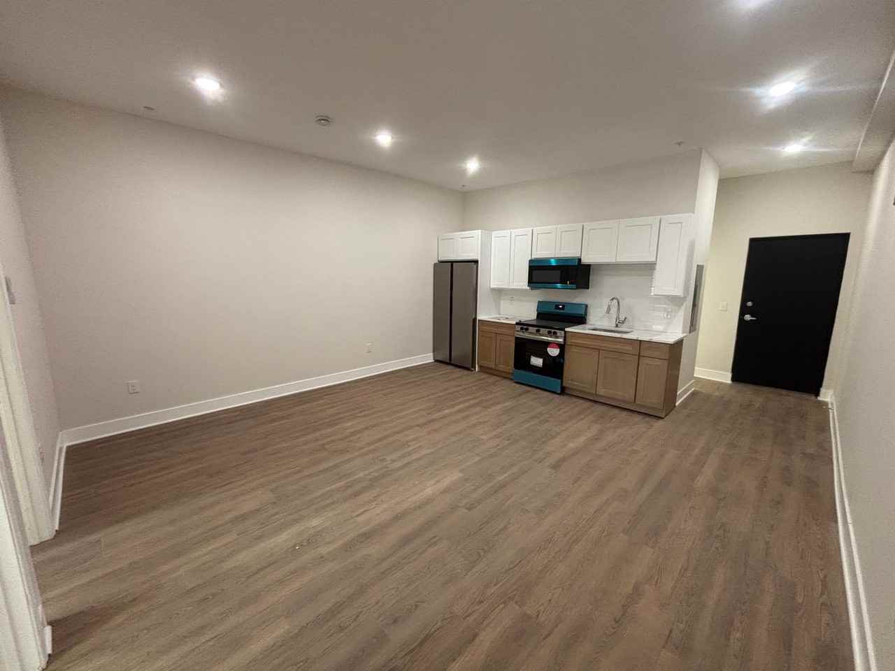 1034 W Hamilton St - Photo 3 of 6
