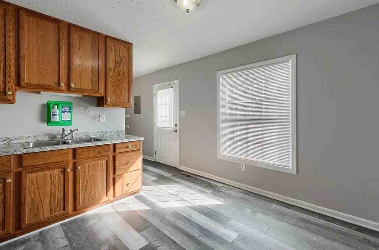 2228 Berkshire Dr - Photo 4 of 12