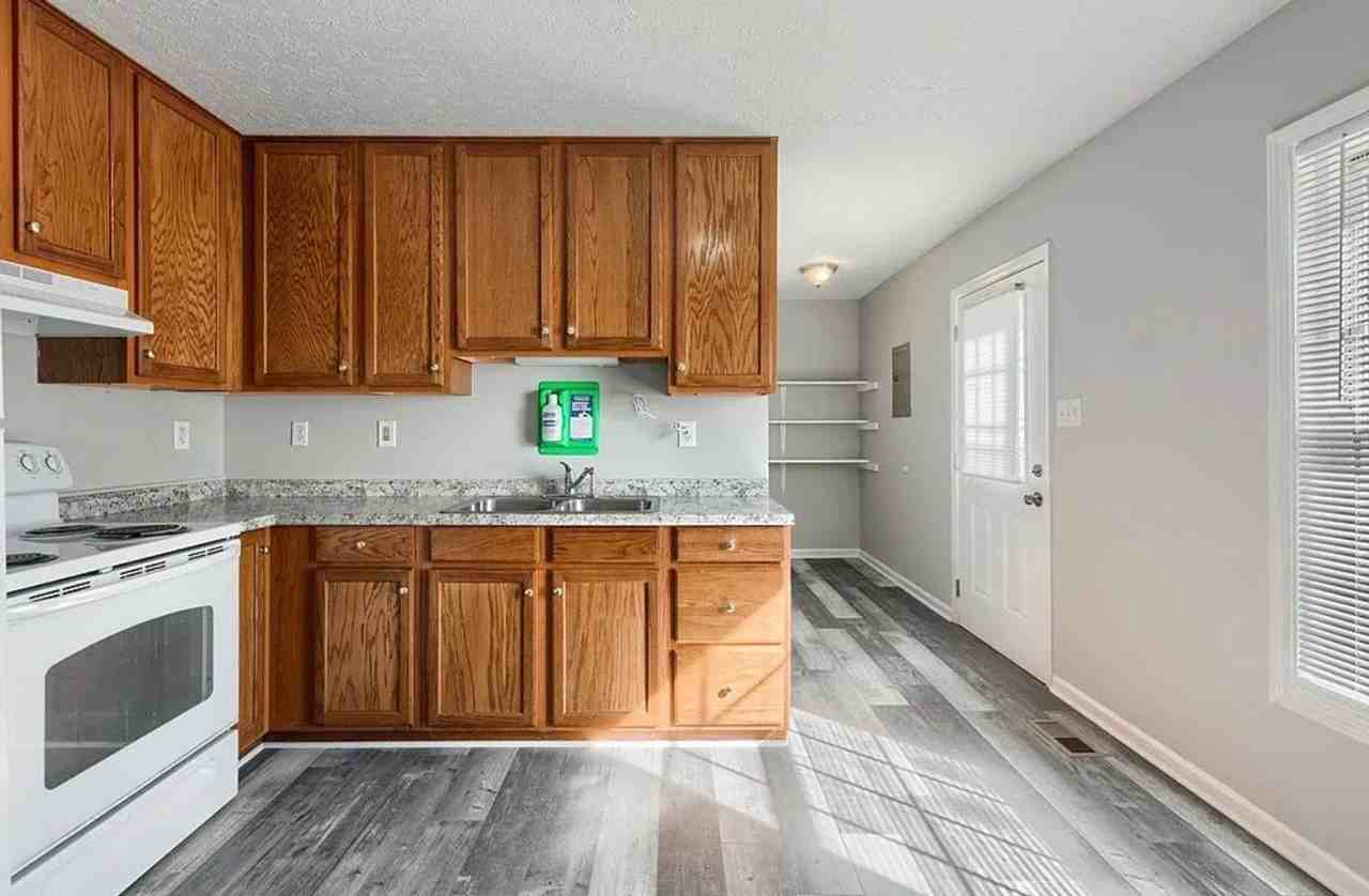 2228 Berkshire Dr - Photo 5 of 12