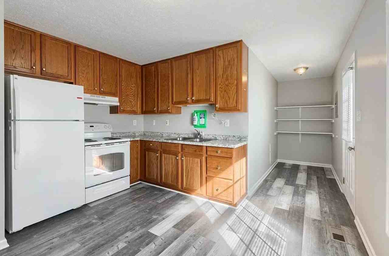 2228 Berkshire Dr - Photo 6 of 12