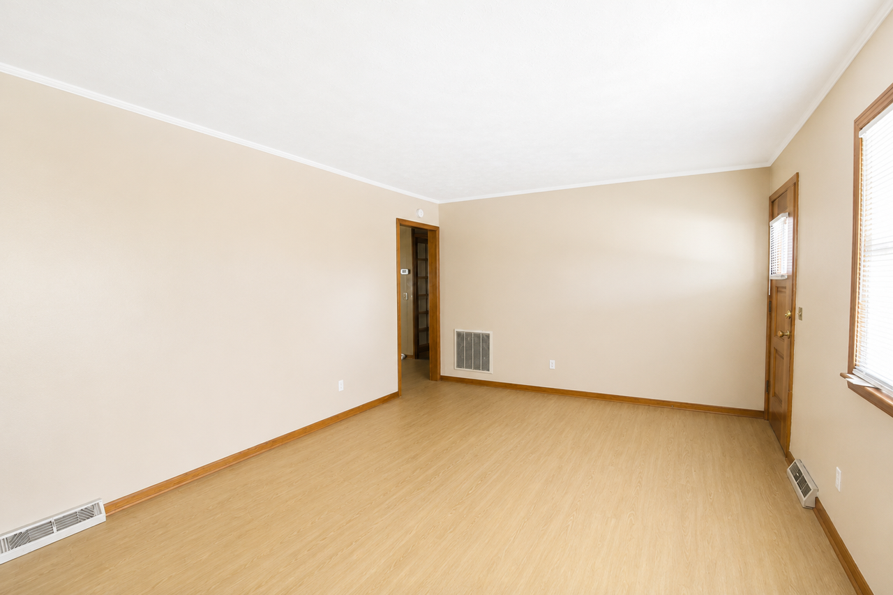 900 Hamlet Ave - Photo 3 of 38