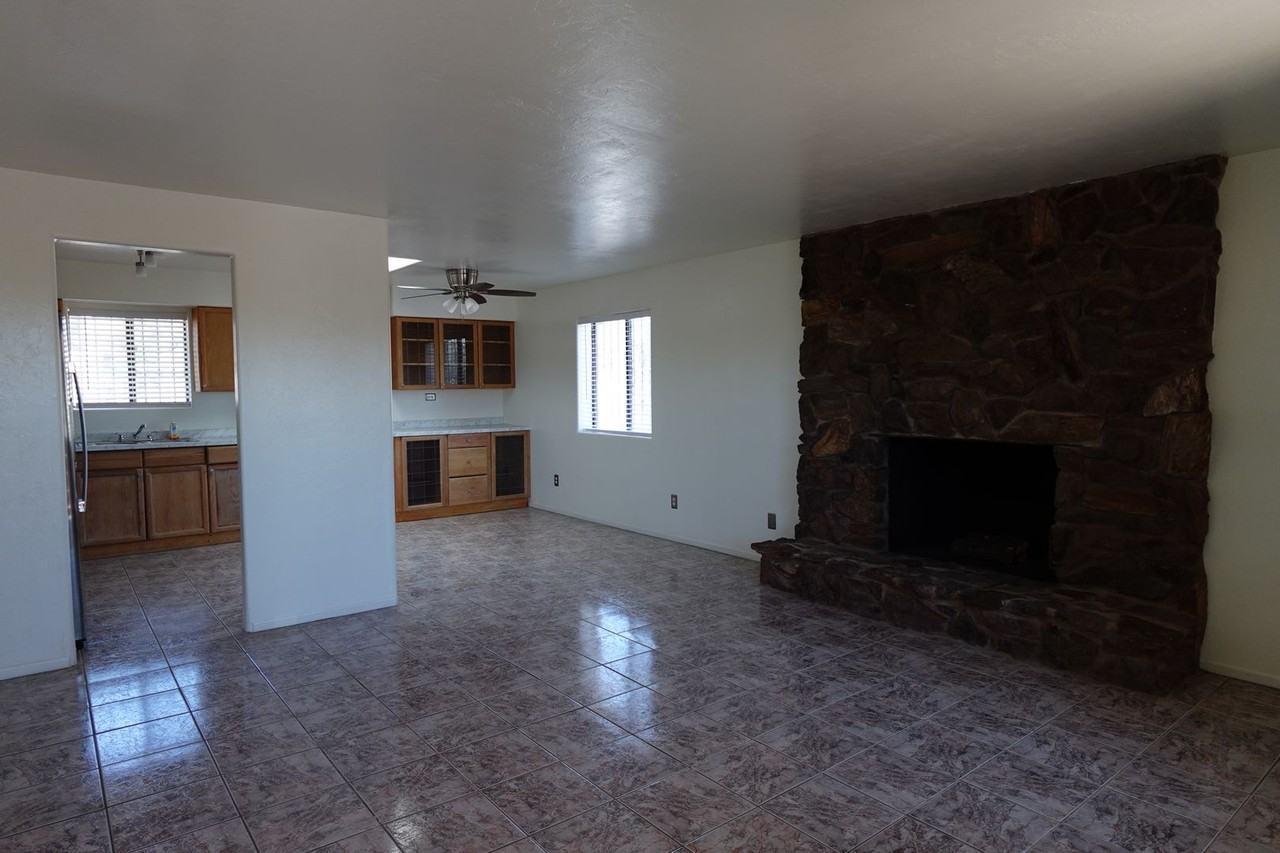 1015 N Columbia Ave - Photo 5 of 13