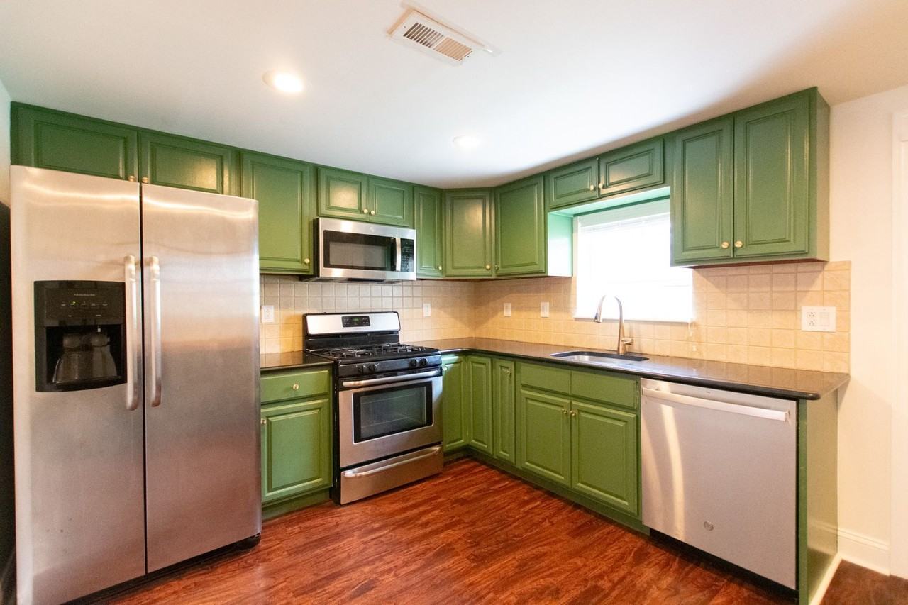 138 Mercy St - Photo 5 of 25