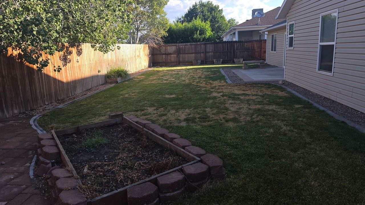 471 Coos Bay St - Photo 2 of 15